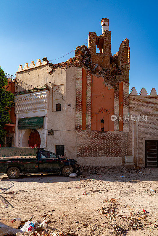 摩洛哥马拉喀什麦地那Jemaa el-Fnaa的宣礼塔被地震摧毁